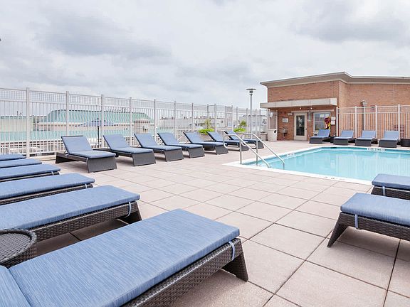 Swimming Pool and Lounge