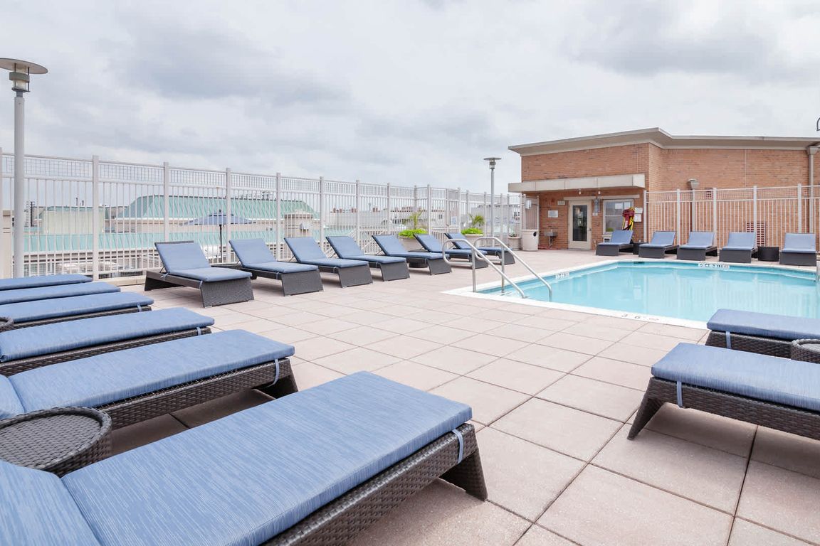 Swimming Pool and Lounge