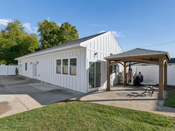 129 South St, Belleville, MI 48111