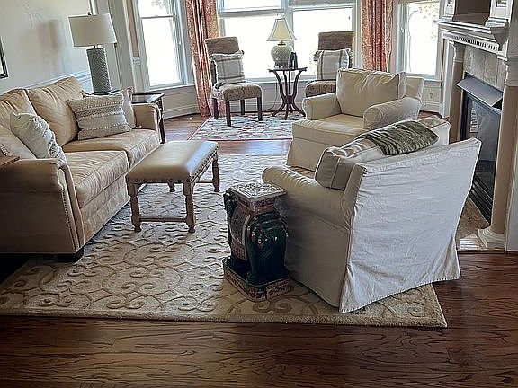 Living room with fireplace 