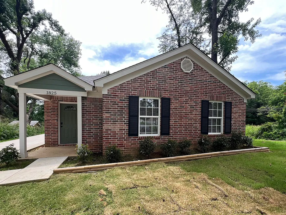 1825 The Oaks Ave