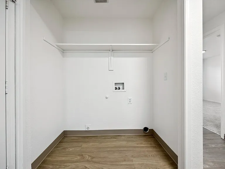 Crestbrook Apartments — Photo 11