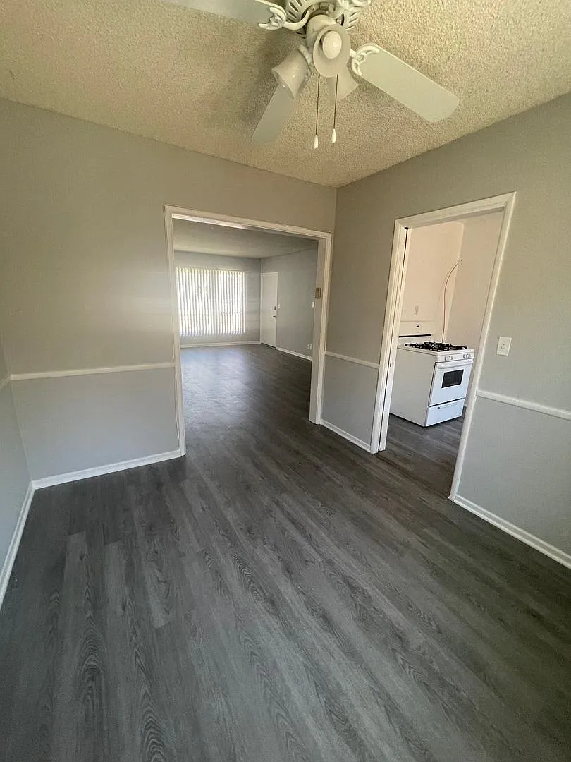 15509-15513 Victory Blvd (9676) — Photo 3