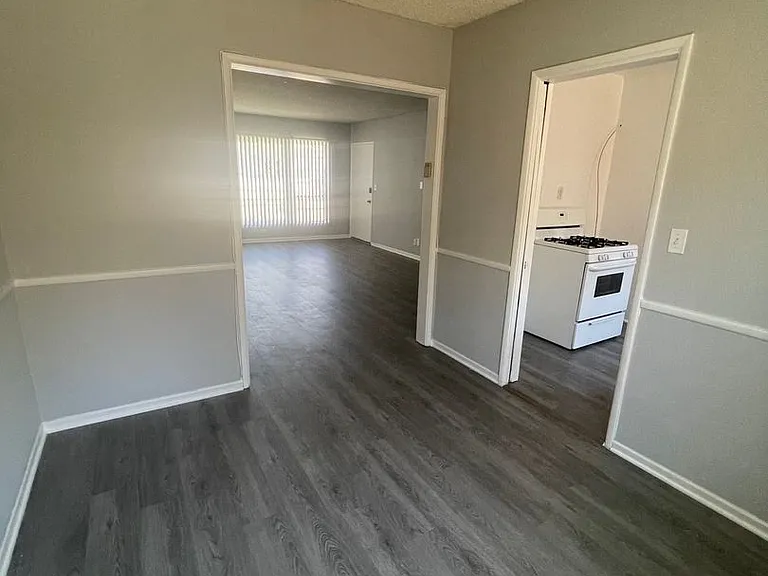 15509-15513 Victory Blvd — Photo 4
