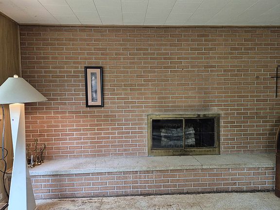 5th image of 105 E Groninger St