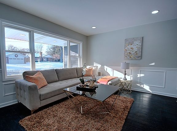 5th image of 261 N Oak St