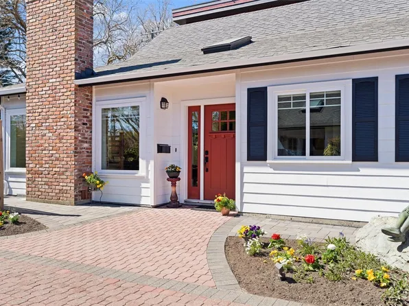 2590 Sinclair Rd, Saanich, BC V8N 1B9