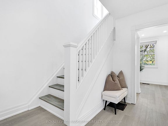 4th image of 42 Rossland Rd W
