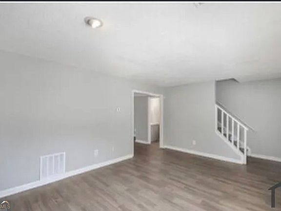 4th image of 939 Silverwood Dr