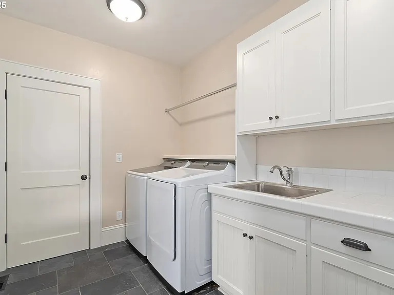 1545 Villard St — Photo 34