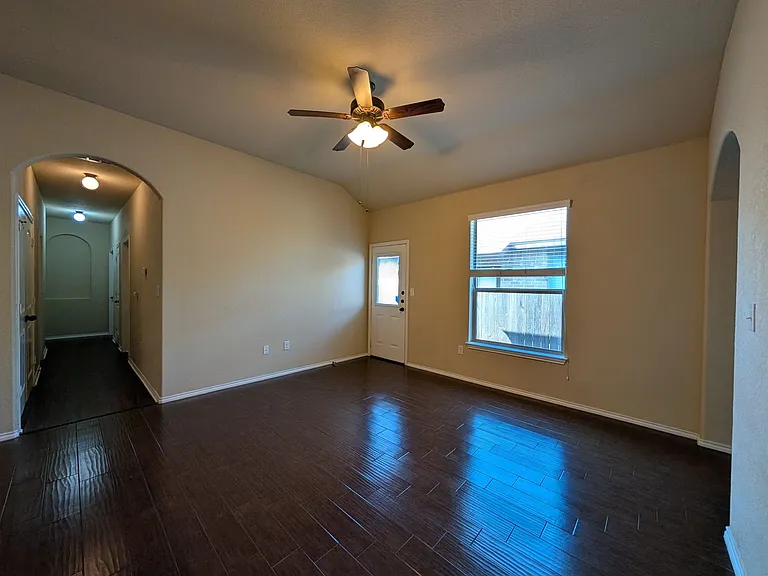697 Creekside Cir — Photo 6