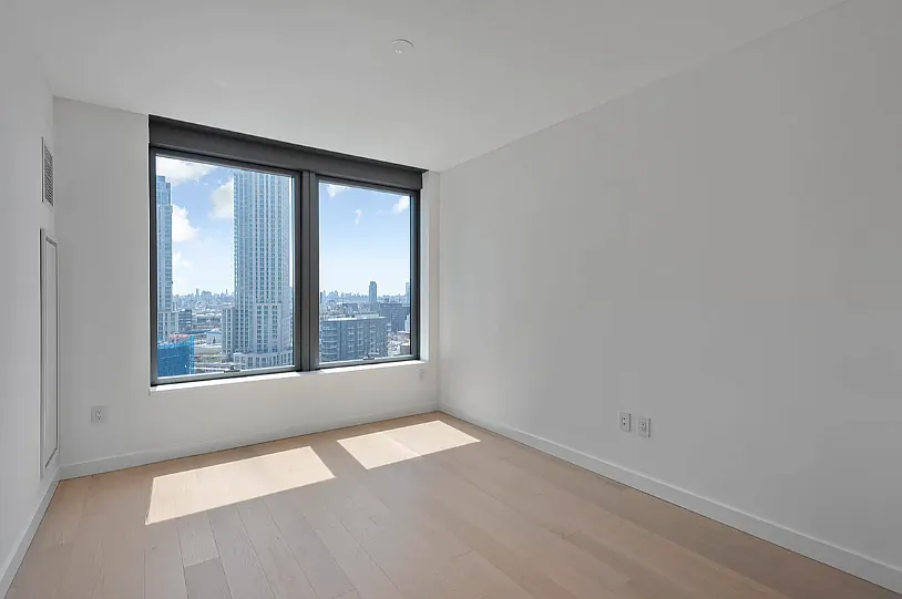3 Court Square — Photo 3