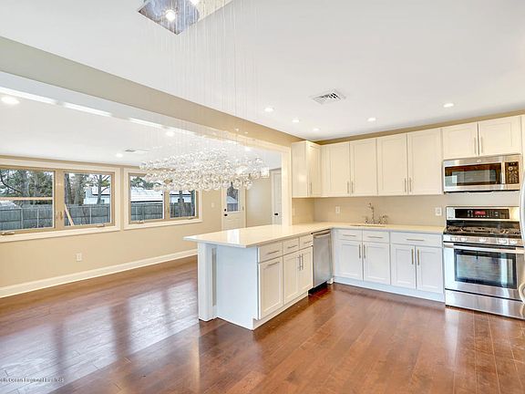2nd image of 20 Hummel Dr