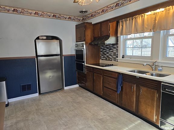 5th image of 2136 Whittier Ave