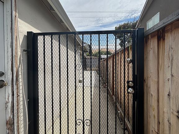 Gate