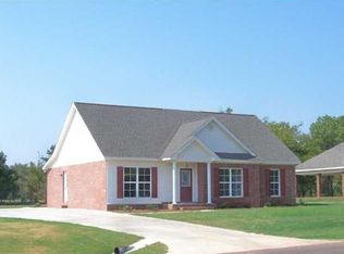 1715 Honeysuckle Rdg, Deatsville, AL 36022