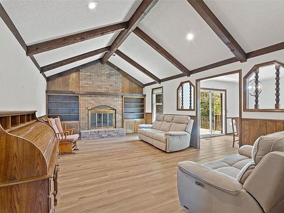 3rd image of 6203 Greenwood Dr