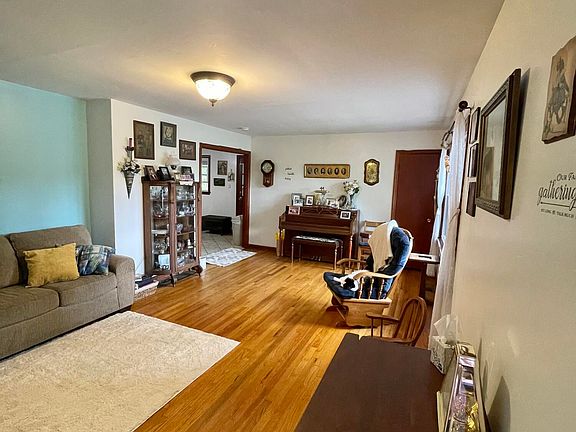 4th image of 522 Elm St