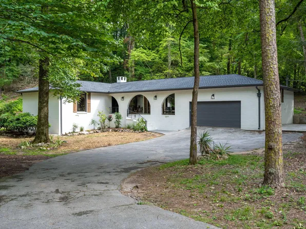 1910 Clematis Dr, Hixson, TN 37343