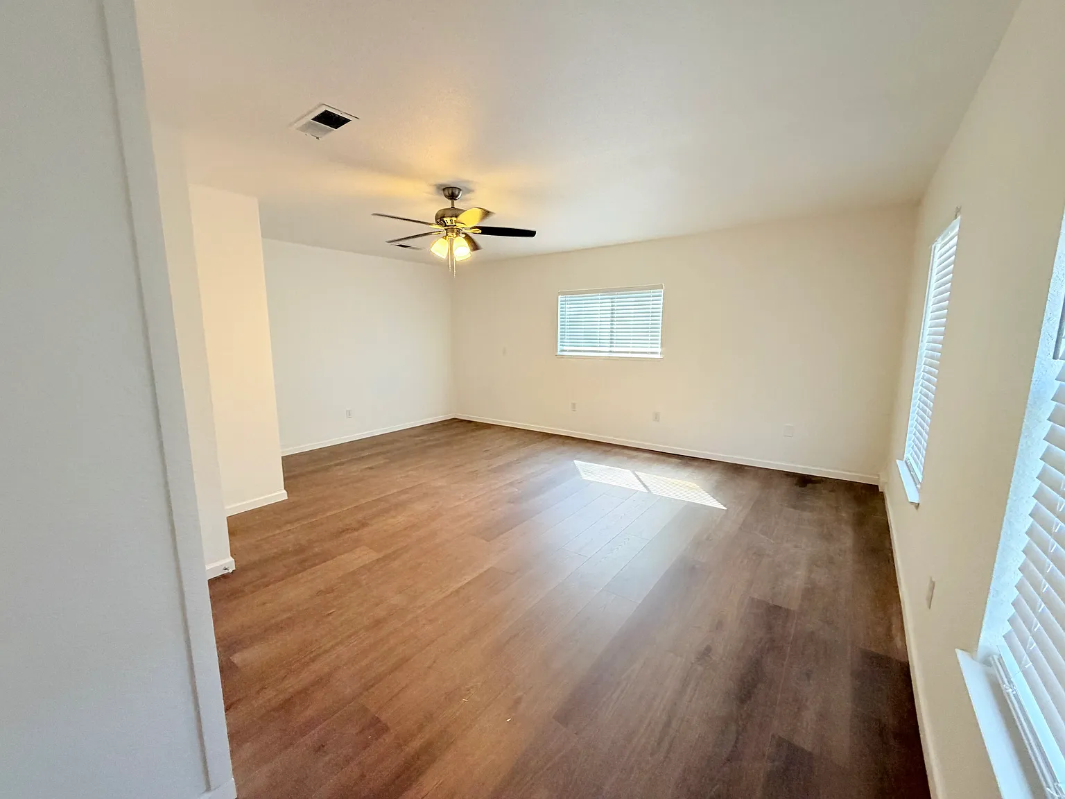 4 bed, 1368 sqft, $2,300 — Photo 2