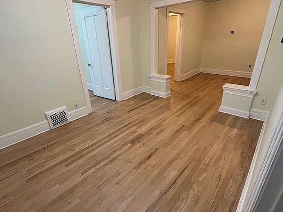5th image of 1095 Lakepointe St #1