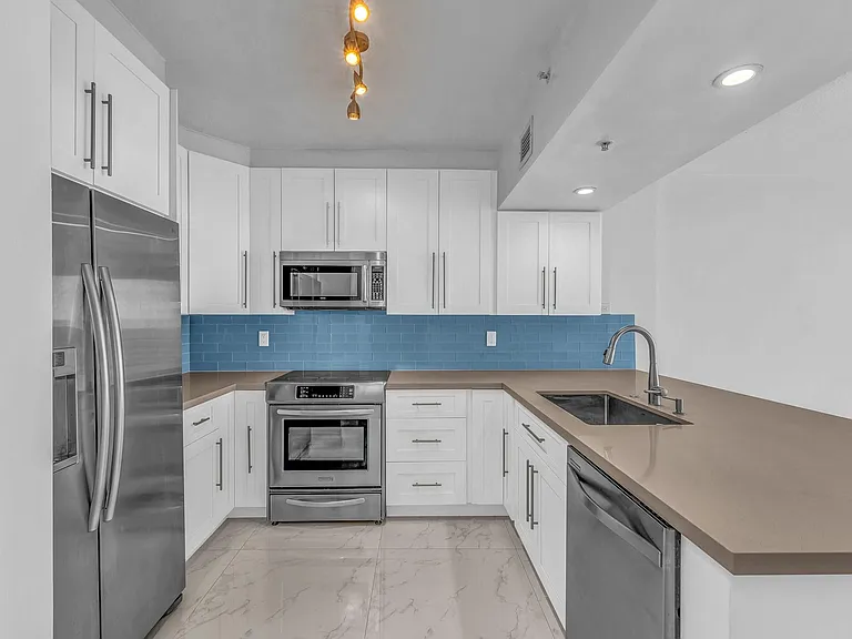 3020 NE 32nd St #905 — Photo 8