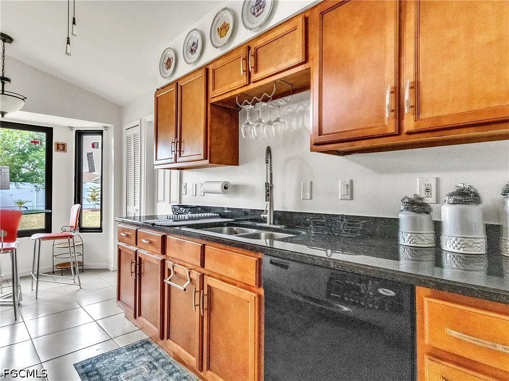 3 bed, 2.0 bath, 1141 sqft, $1,899 — Photo 4