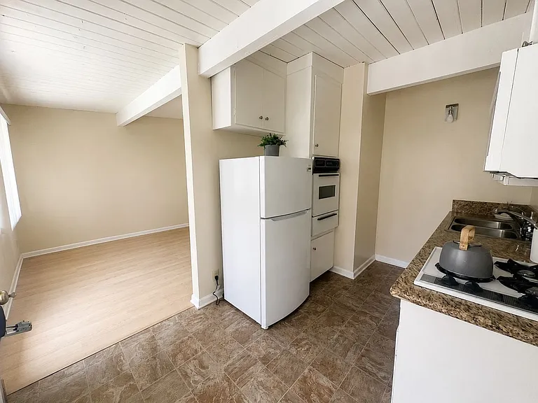 Best-Priced Studios At 1030 W. Olive Ave., Burbank, Ca 91506 — Photo 12