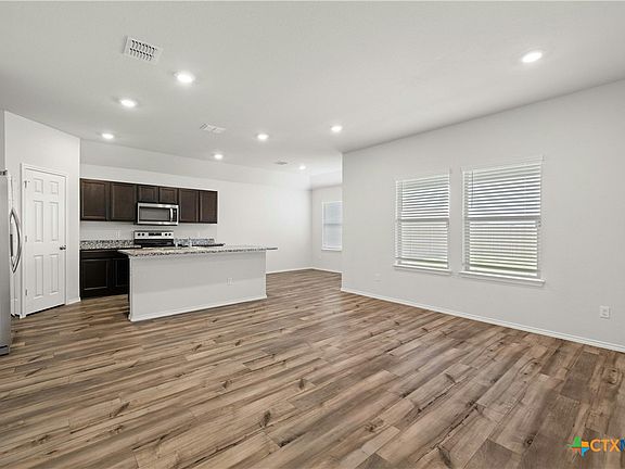 5th image of 961 Oxford Ln