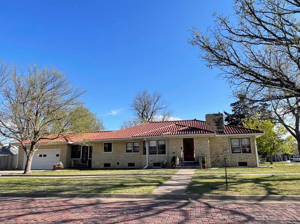 633 N Elm St, Russell, KS 67665