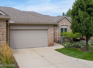 962 Sunset Dr, Waterford, MI 48328