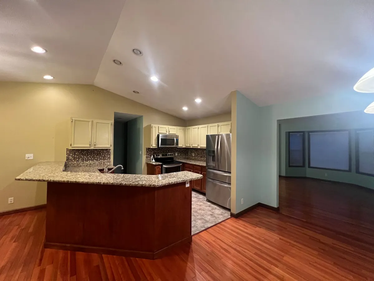 Primary Photo - 3000 Lakeshire Dr