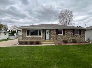 512 Jeffrey St, Combined Locks, WI 54113