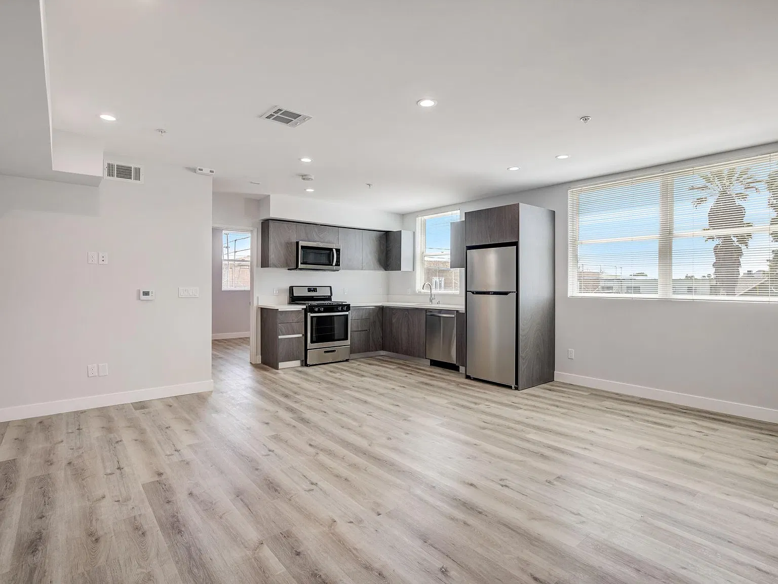 5068 Romaine St — Photo 1