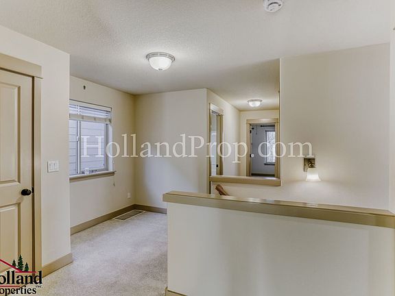 3rd image of 120 NE Stonebriar Ln
