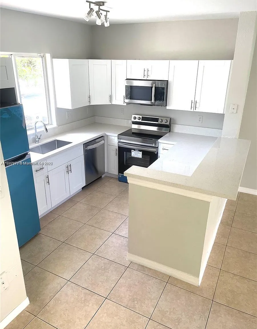 3 bed, 2.5 bath, 1417 sqft, $3,200 — Photo 2
