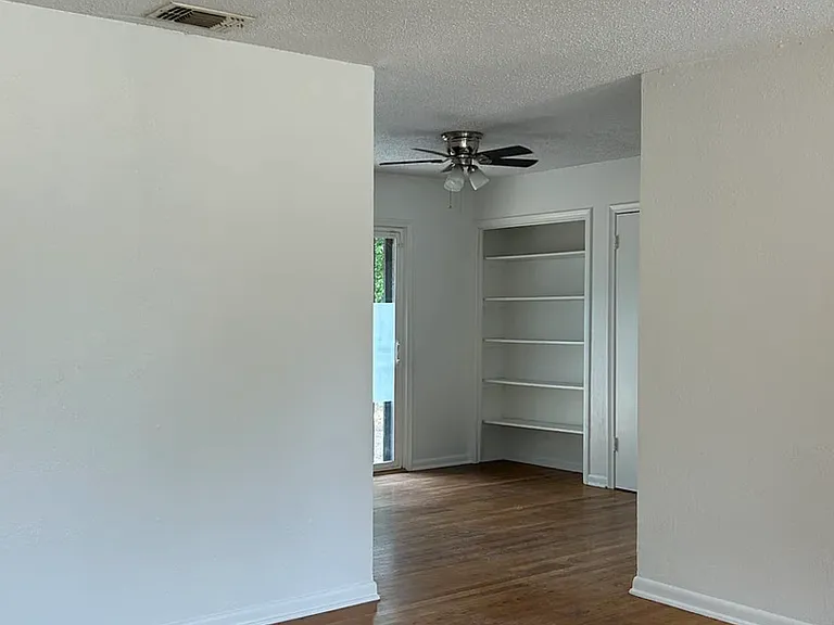 355 Cresham Dr — Photo 2
