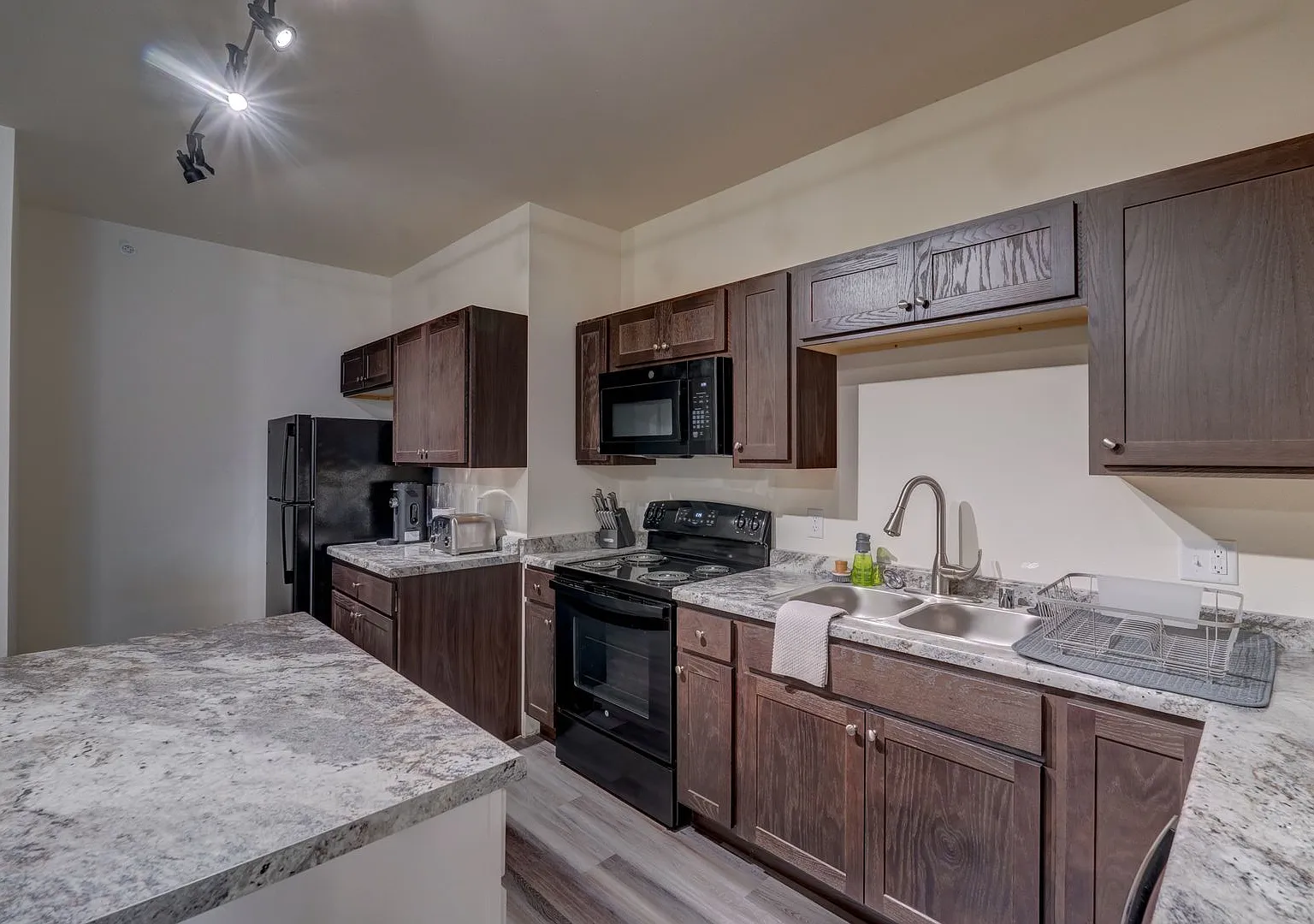 Fully Furnished Short Term Lease — Photo 1