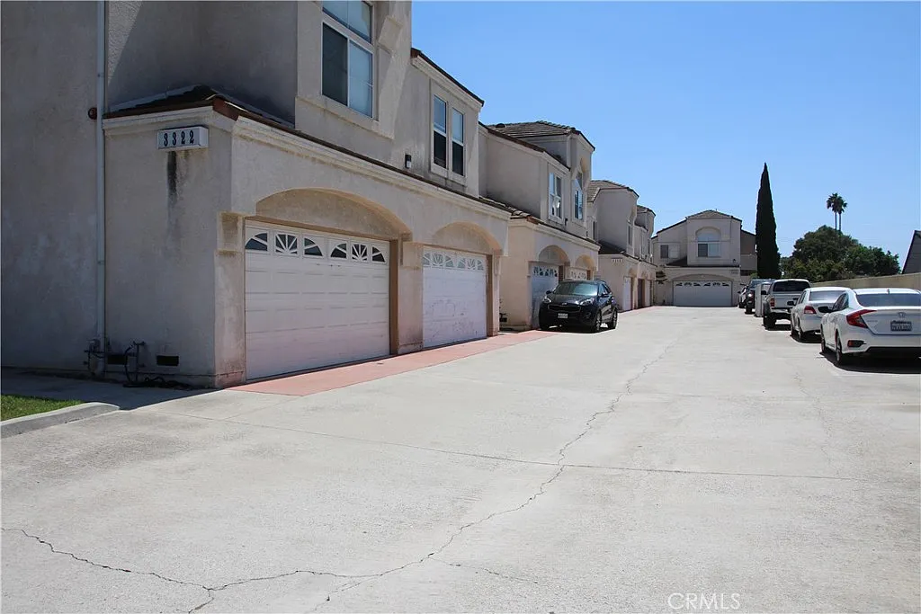 2 bed, 2.5 bath, 1337 sqft, $3,900 — Photo 2