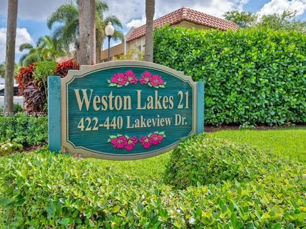 422 Lakeview Dr APT 203, Weston, FL 33326