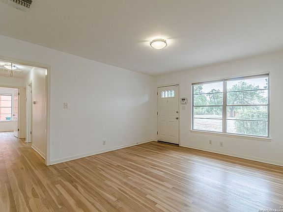 3rd image of 479 LINDA DR