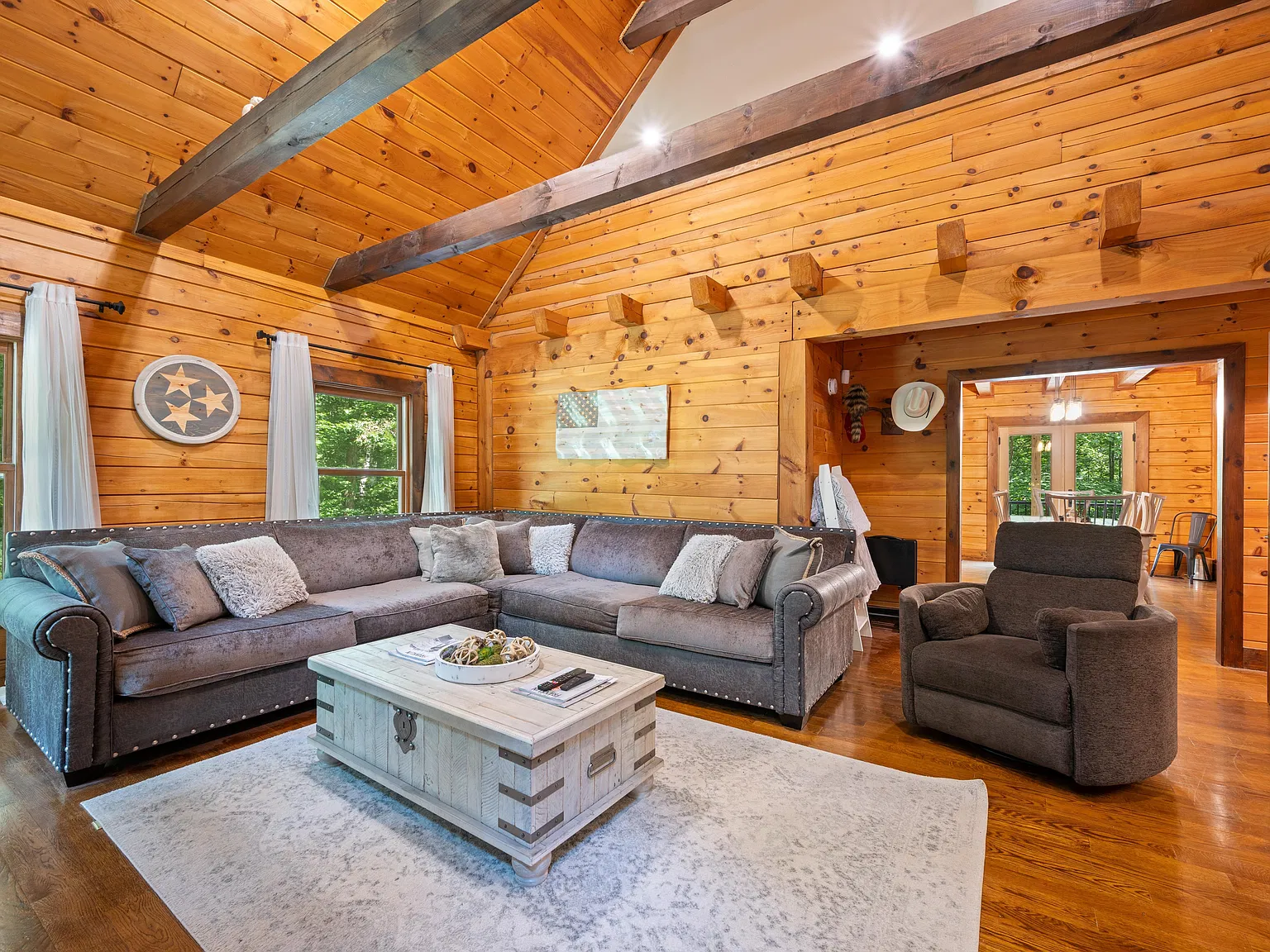 4 bed, 3802 sqft, $7,900 — Photo 3