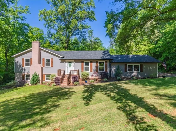 1136 Boulder Rd, Yadkinville, NC 27055