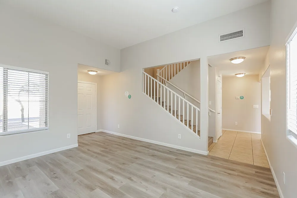 5 bed, 2.5 bath, 2426 sqft, $2,410 — Photo 4