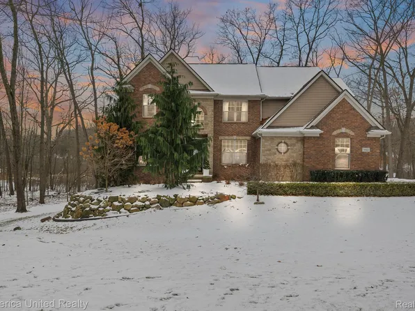9964 Holly Ridge Ln, South Lyon, MI 48178