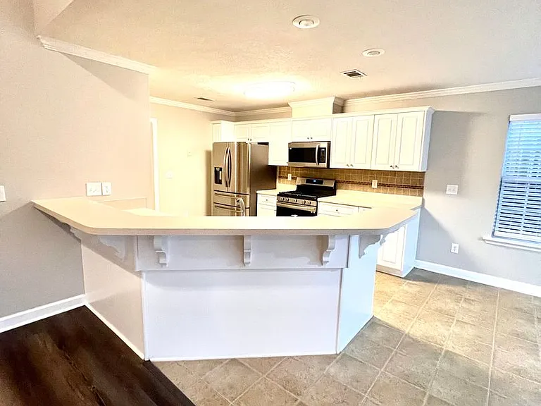 702 Wickham Dr — Photo 8