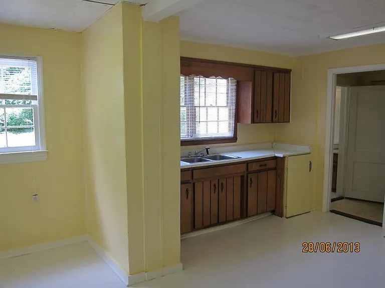 372 Oliver St — Photo 8