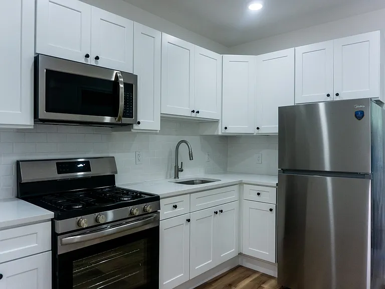 576 Newark Ave #2L — Photo 3