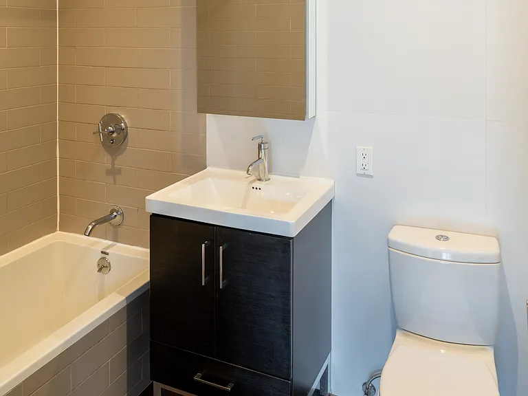 139 N 10th St #4G — Photo 6
