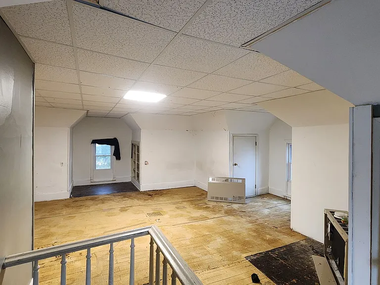 110 E Snow St — Photo 8